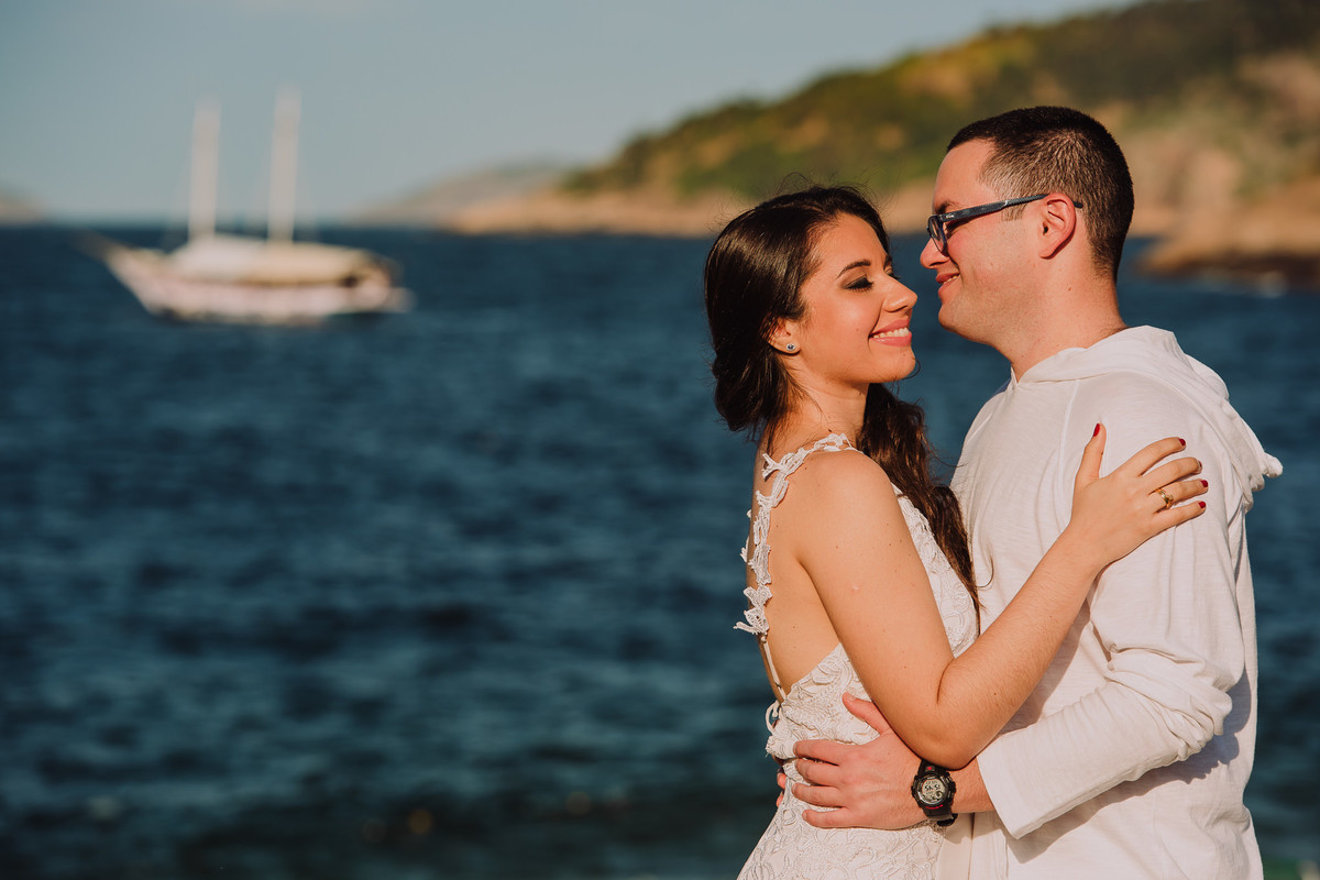 O casal de médicos Bruna e Raphael em momento romântico em frente ao mar da Praia Vermelha, Rio de Janeiro-RJ