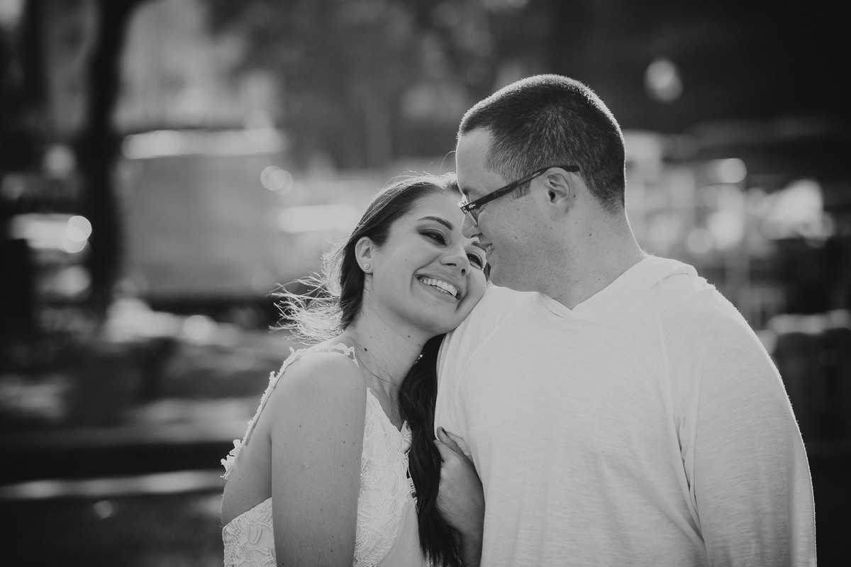 Foto preta e branca do ensaio do casal Bruna e Raphael, Urca, Rio de Janeiro/RJ