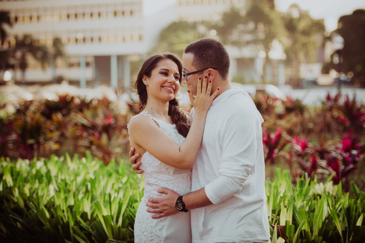 Momento romântico do casal Bruna e Raphael no ensaio pré-casamento na Urca, Rio de Janeiro/RJ