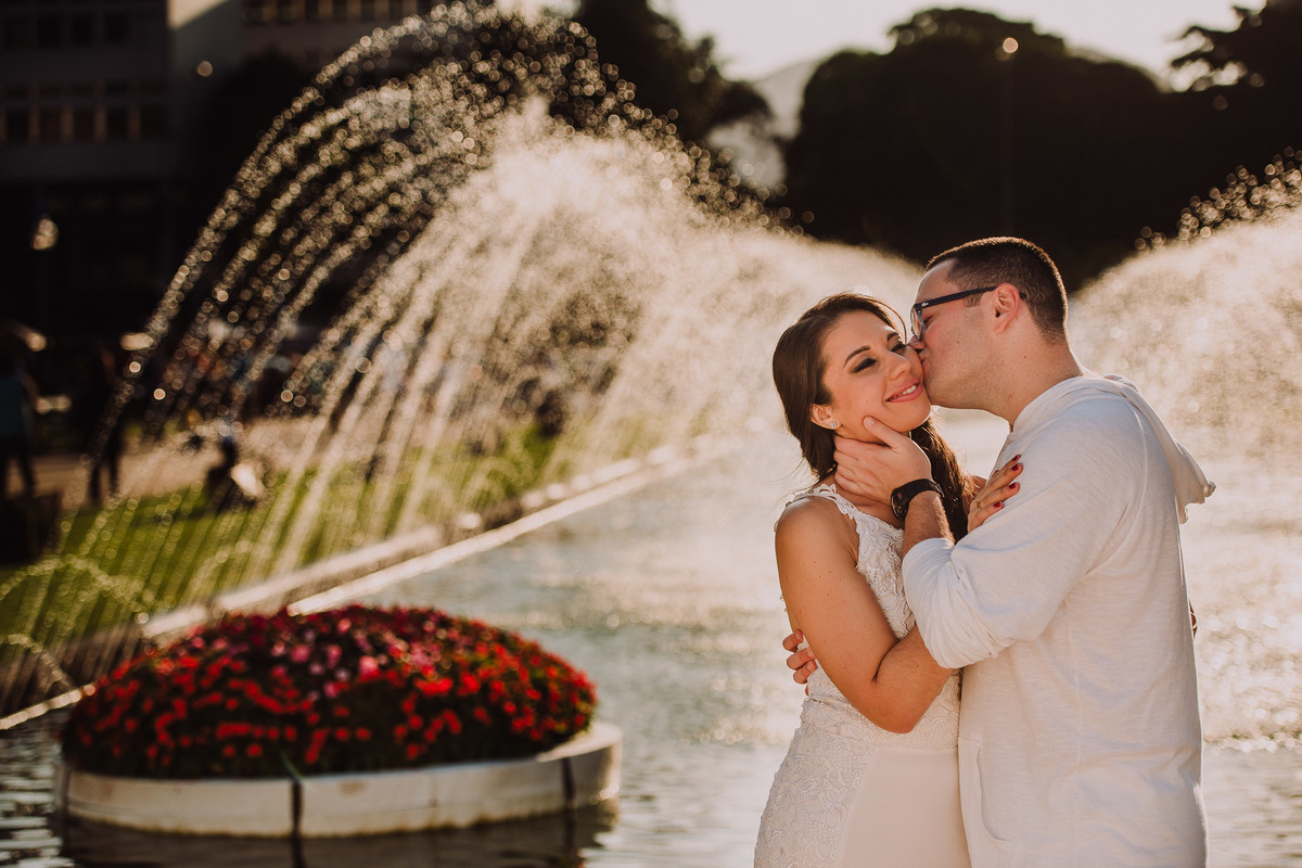 O chafariz ao fundo dando um lindo efeito na foto do casal Bruna e Raphael, Urca, Rio de Janeiro/RJ