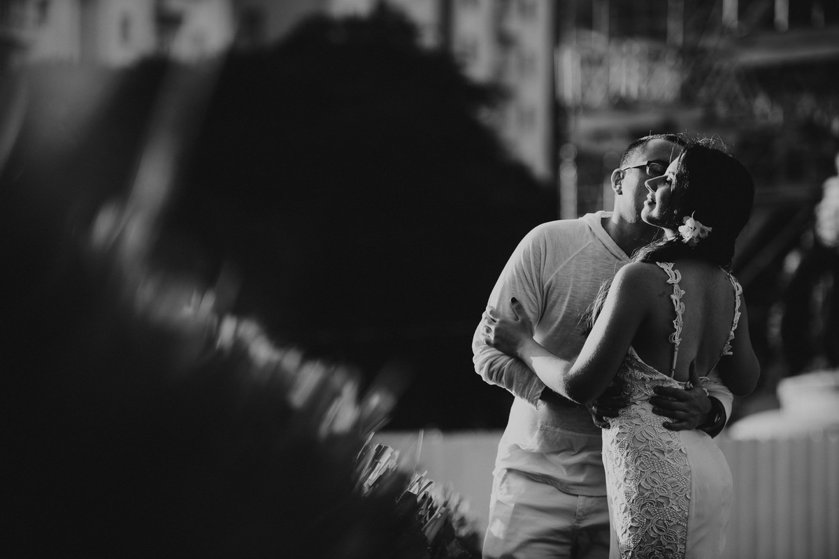 Foto preta e branca do ensaio do casal Bruna e Raphael no bairro da Urca, Rio de Janeiro/RJ