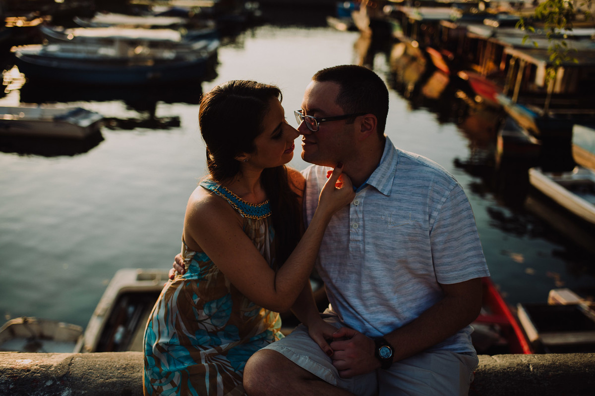 Barcos ao fundo compondo o cenário perfeito para o ensaio do casal Bruna e Raphael, Quadrado da Urca, Rio de Janeiro/RJ