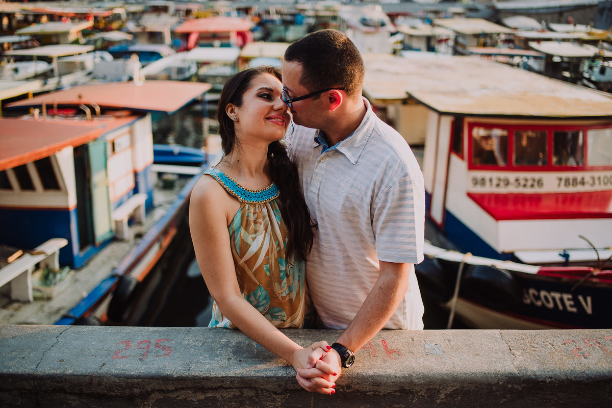 O casal Bruna e Raphael de mãos dadas no ensaio no Quadrado da Urca, Rio de Janeiro/RJ