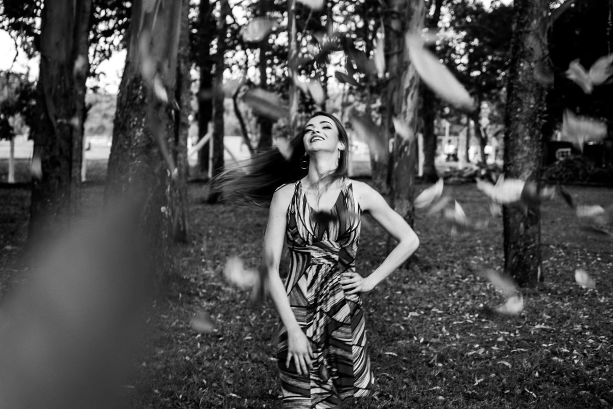 foto descontraída entre as folhas