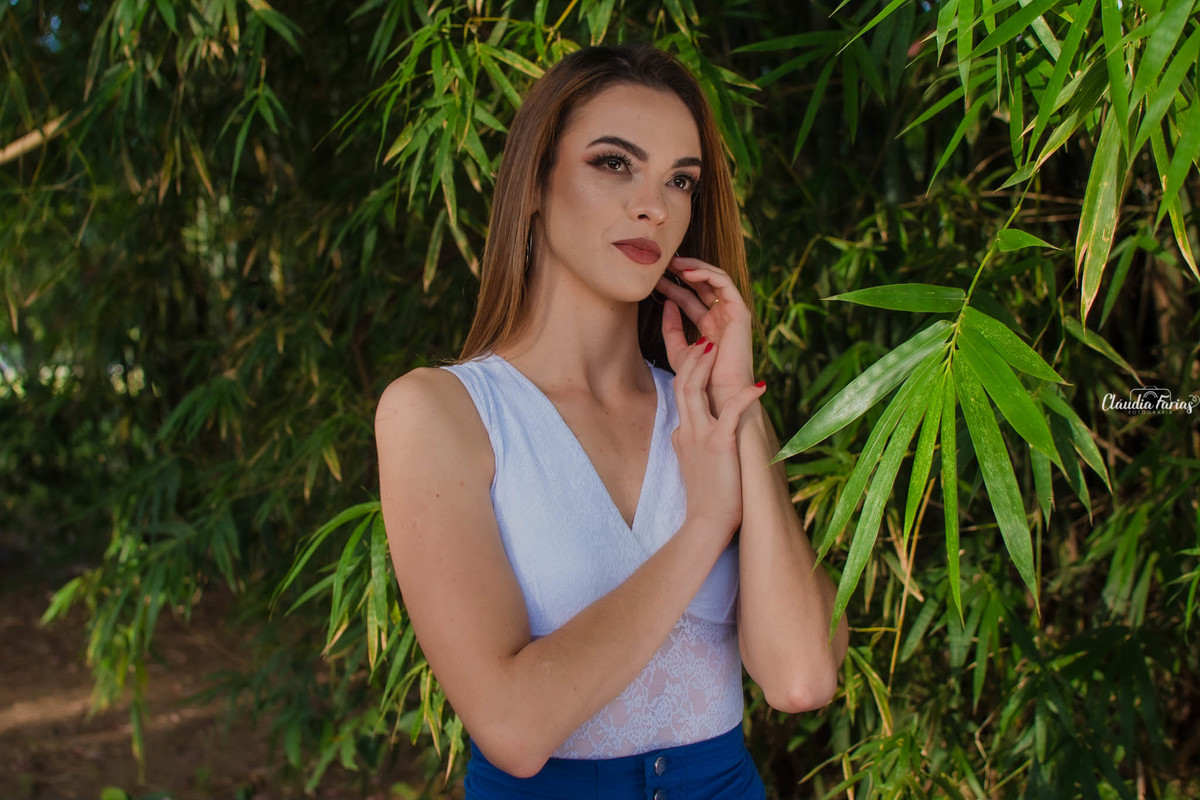 Modelo em foto tumblr na natureza