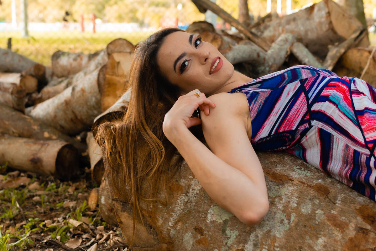 Modelo deitada em tocos