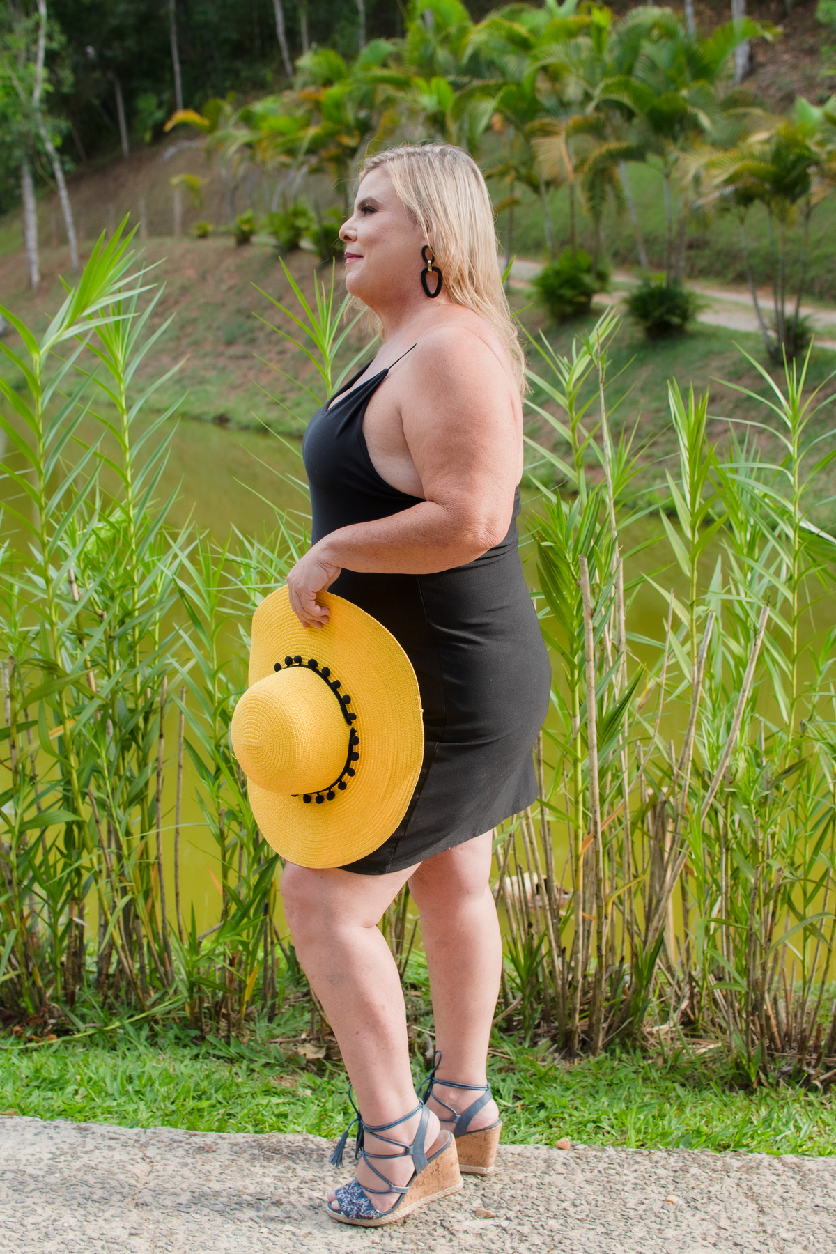 chapéu e mulher loira