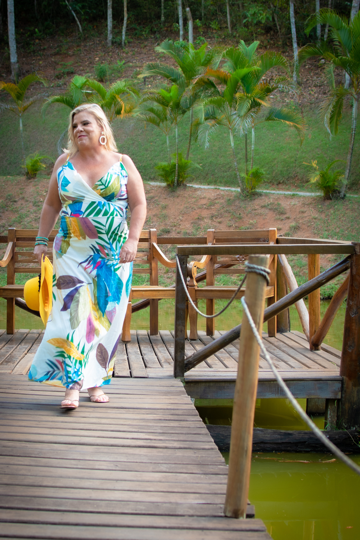 beira lago, chapéu amarelo, vestido