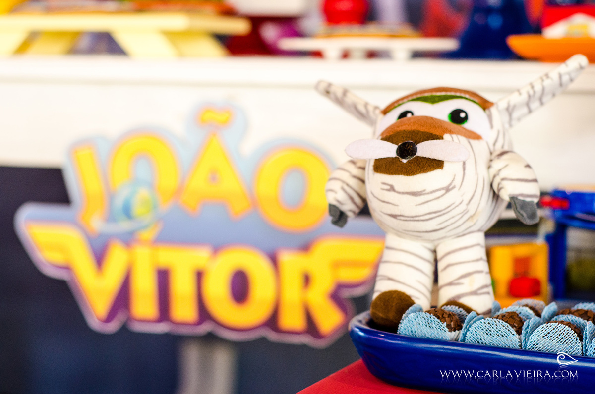 João Vítor - 2 anos; festa infantil; aniversário;  tema avião; festa no play; carla vieira fotografia