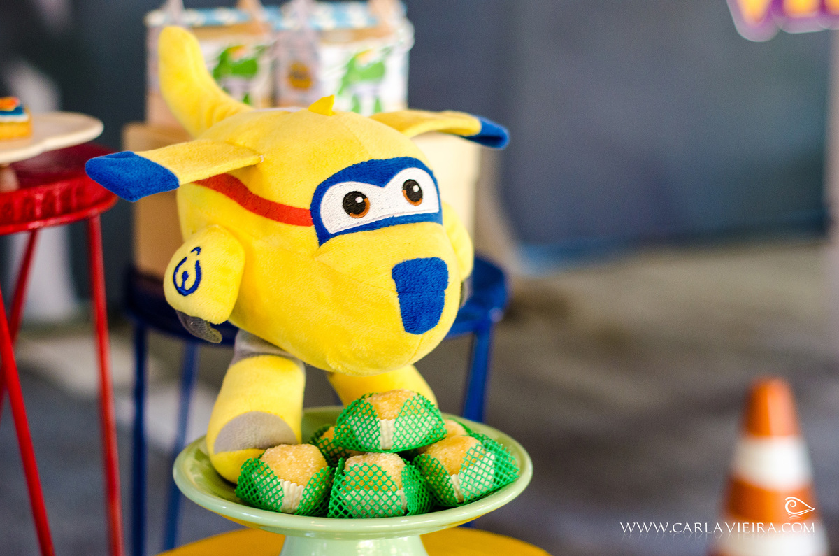 João Vítor - 2 anos; festa infantil; aniversário;  tema avião; festa no play; carla vieira fotografia