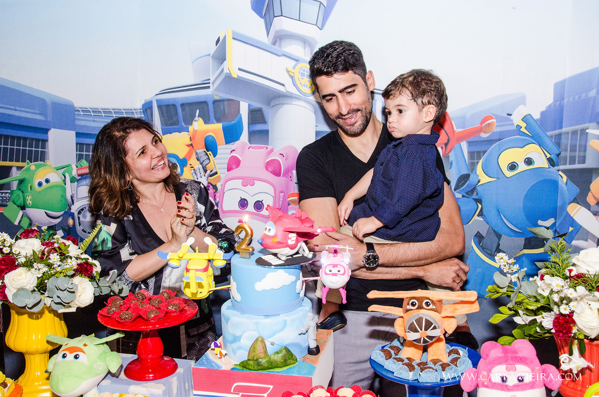 João Vítor - 2 anos; festa infantil; aniversário;  tema avião; festa no play; carla vieira fotografia