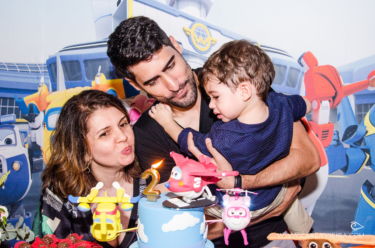 João Vítor - 2 anos; festa infantil; aniversário;  tema avião; festa no play; carla vieira fotografia