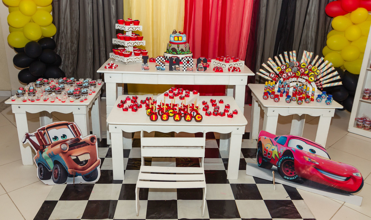 Mesa com decoração personalizada Tema Carros pelo fotógrafo Douglas Maia