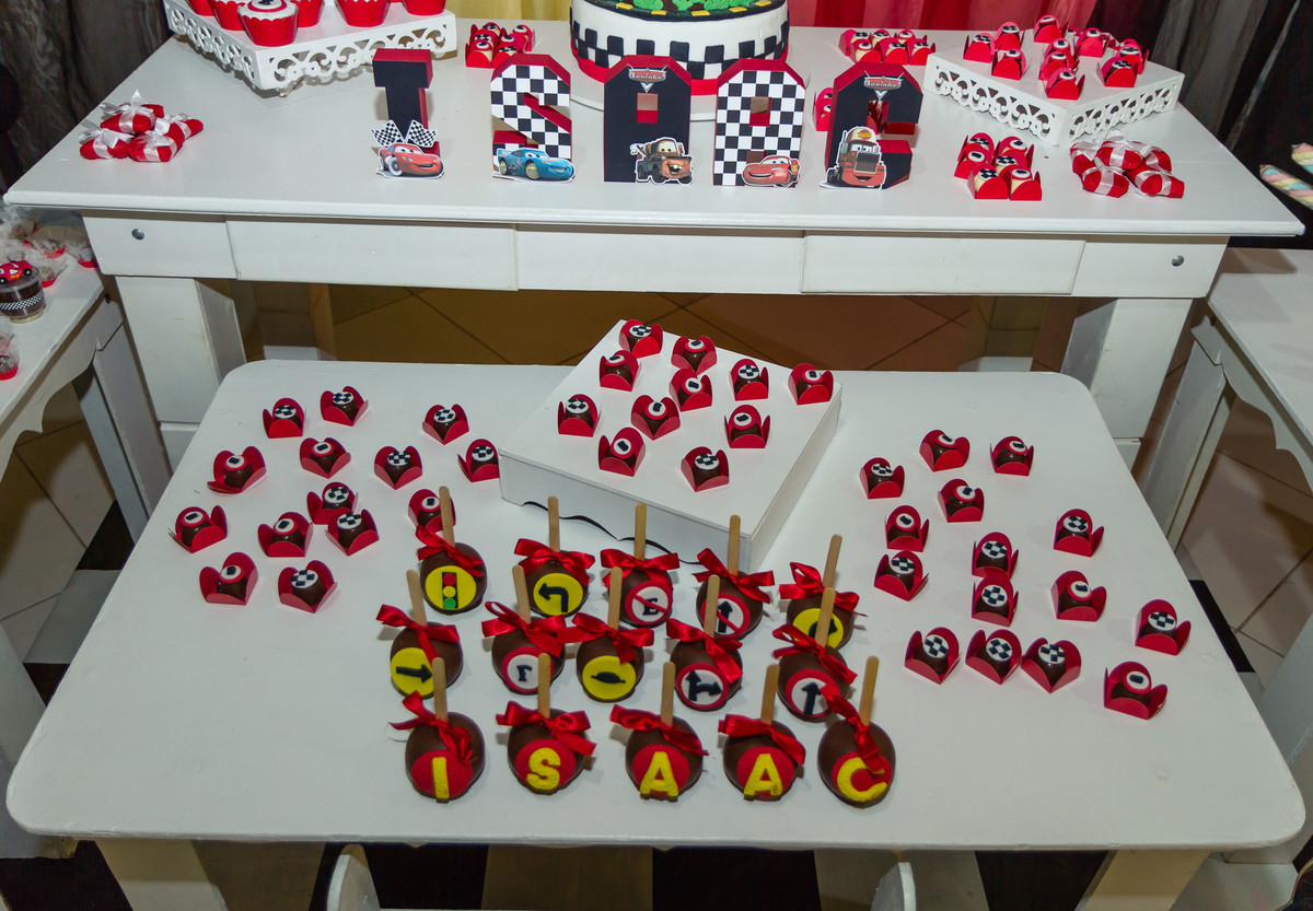 Maça de chocolate e doces Tema Carros pelo fotógrafo Douglas Maia