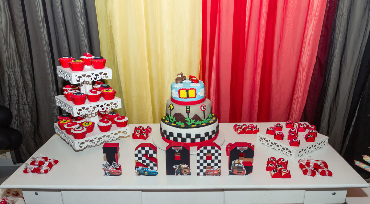 Bolo e doces personalizados Tema Carros pelo fotógrafo Douglas Maia