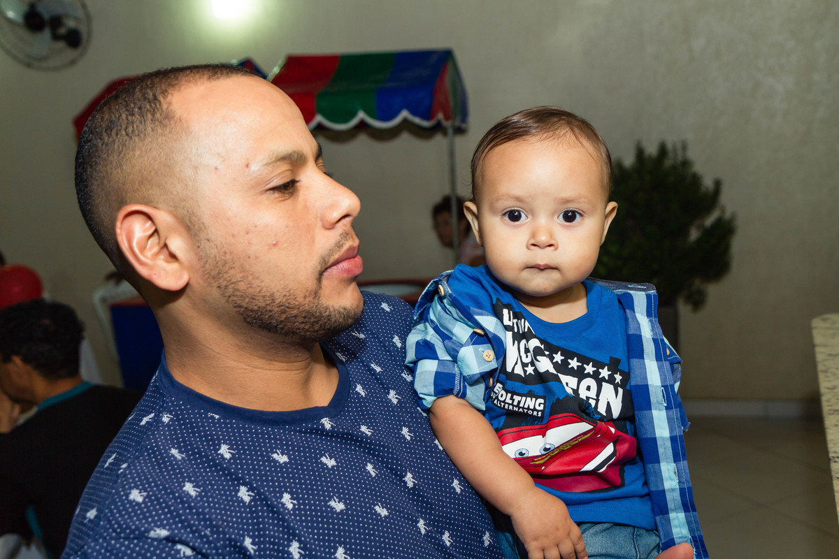 Isaac no colo de convidado  pelo fotógrafo Douglas Maia