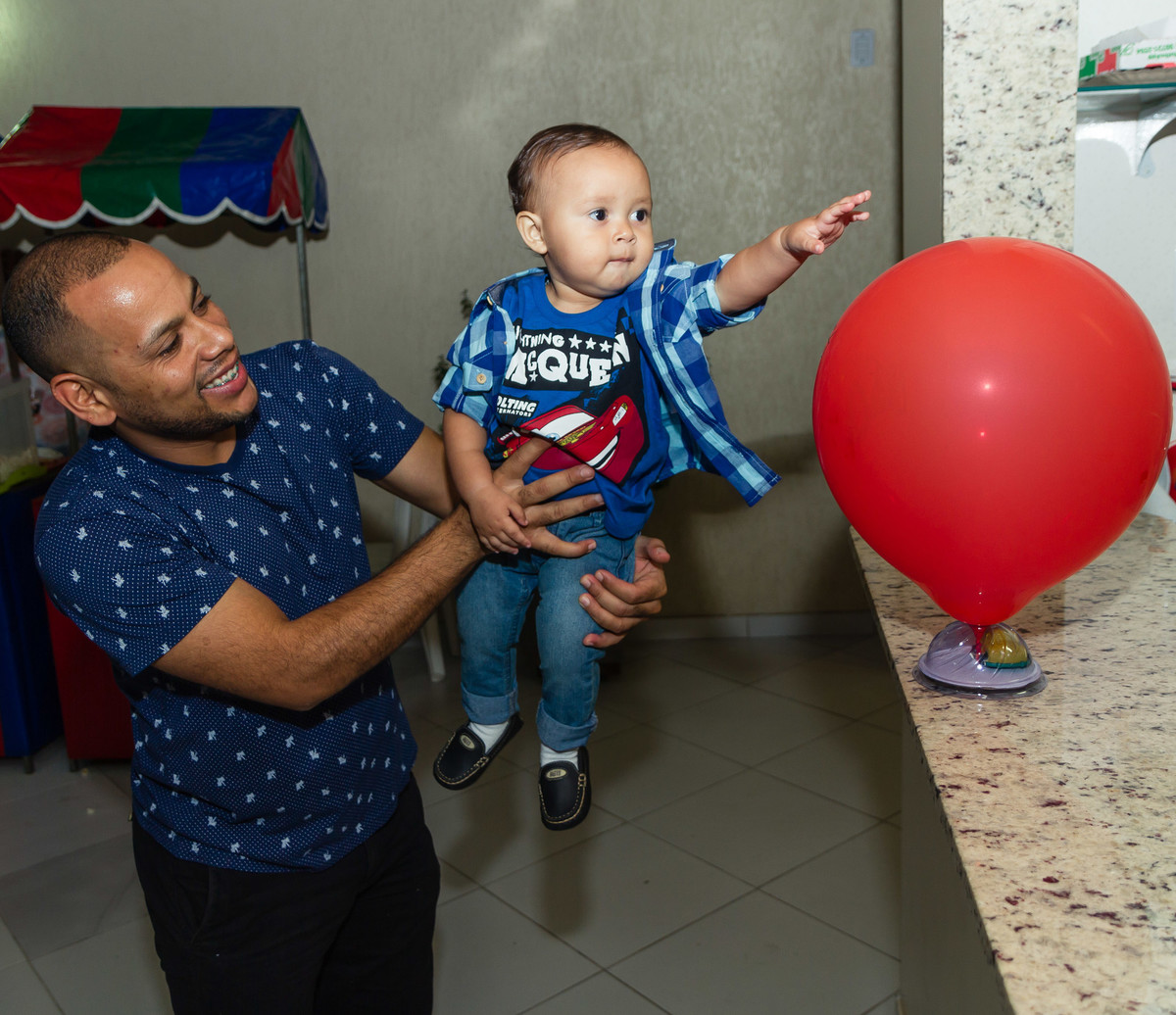 Isaac se diverte com o balão pelo fotógrafo Douglas Maia
