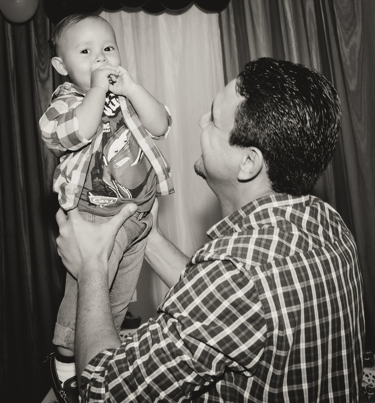 Isaac se diverte com seu pai pelo fotógrafo Douglas Maia