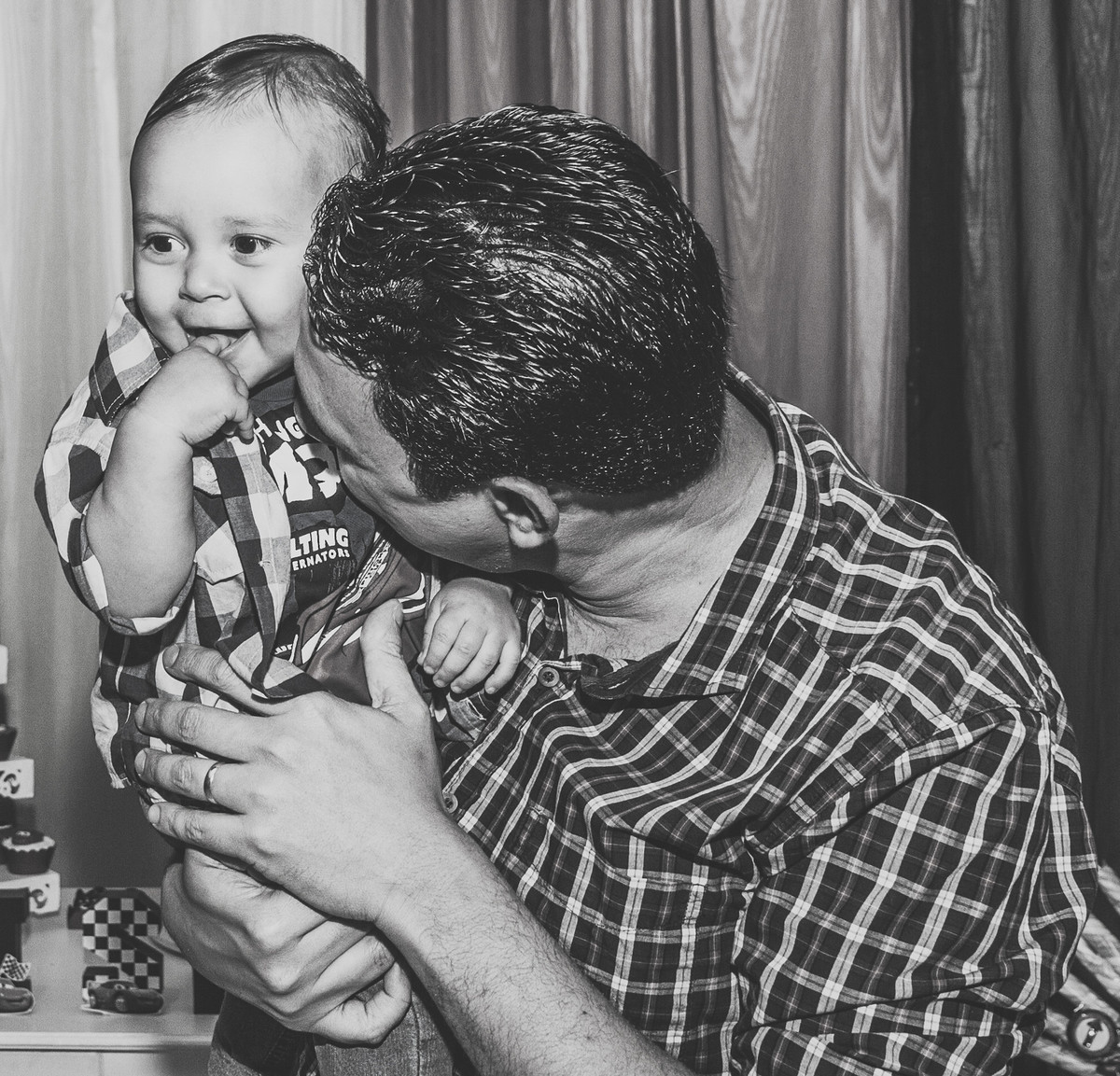 Papai brincando com Isaac pelo fotógrafo Douglas Maia