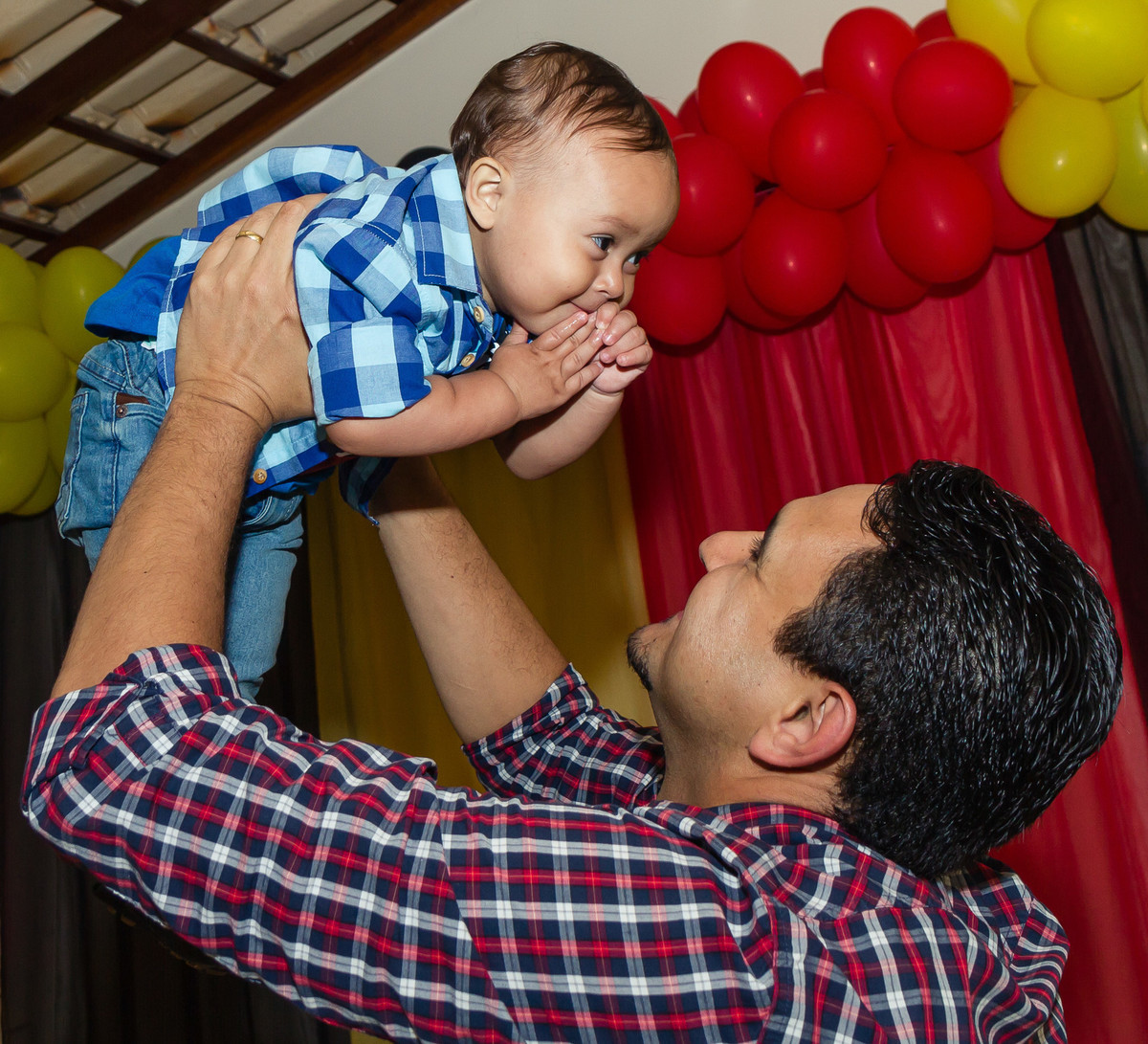 Alegria com o papai pelo fotógrafo Douglas Maia