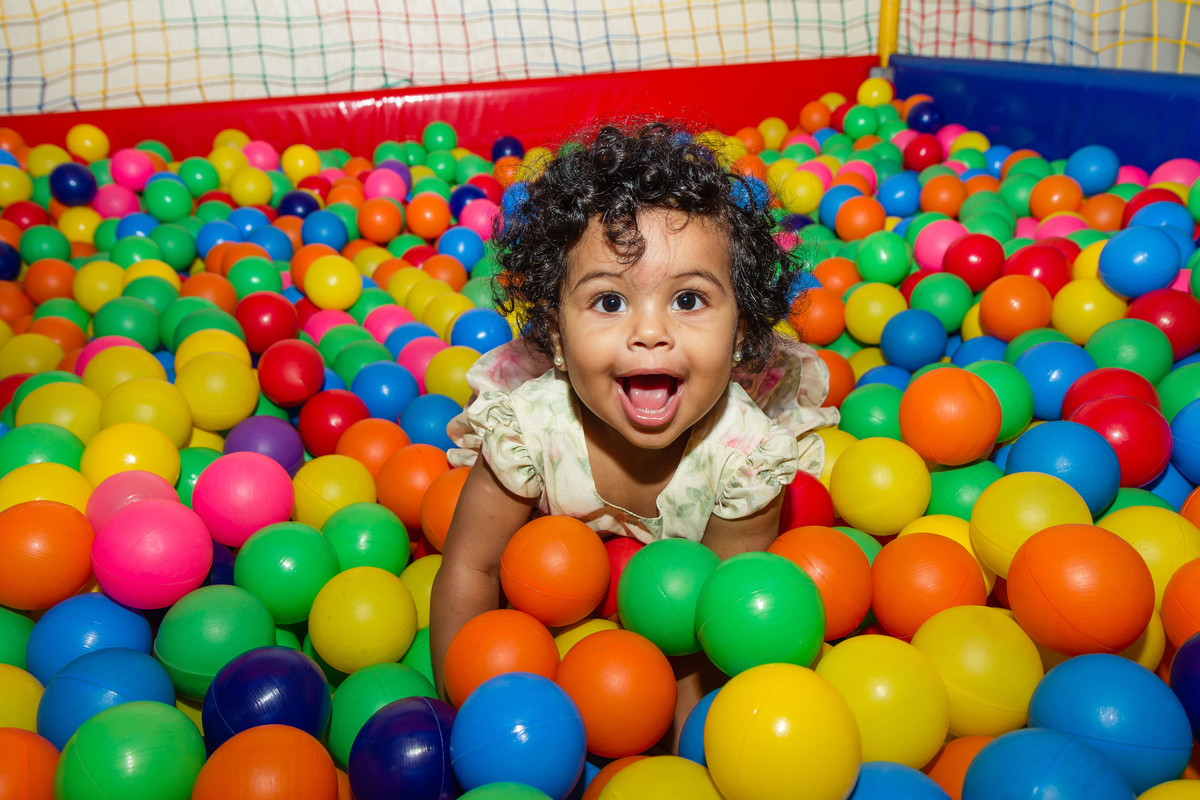 Criança feliz na piscina de bolinhas pelo fotógrafo Douglas Maia