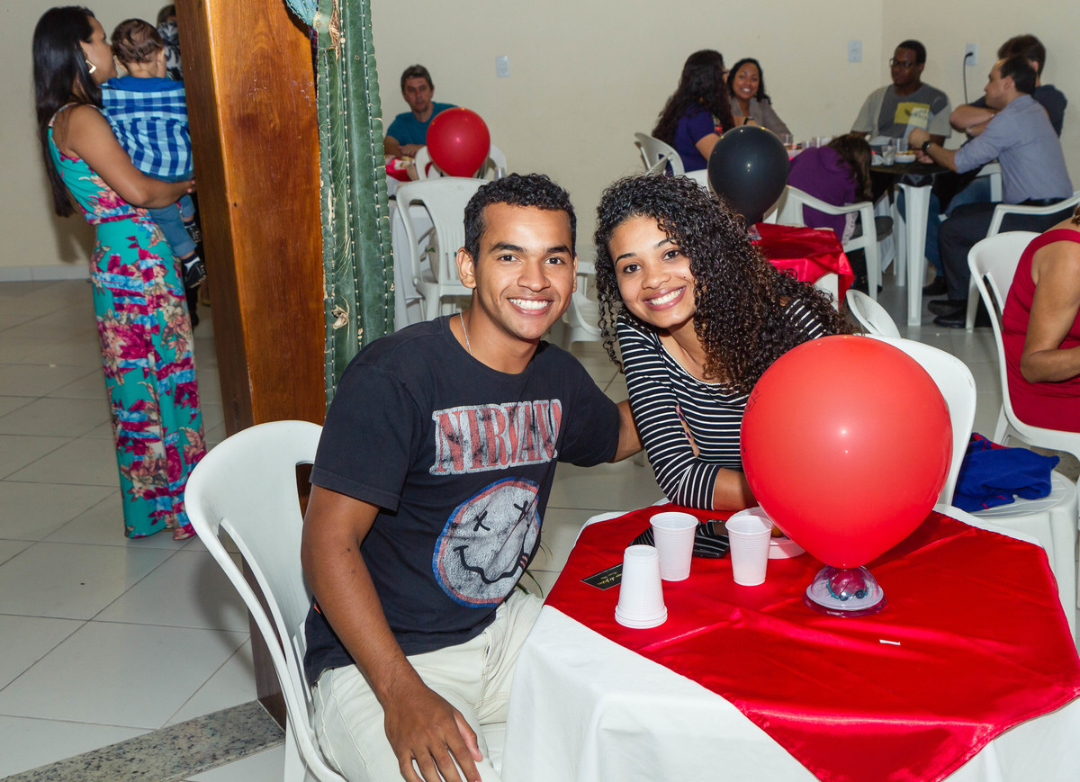 Convidados felizes na festa  pelo fotógrafo Douglas Maia