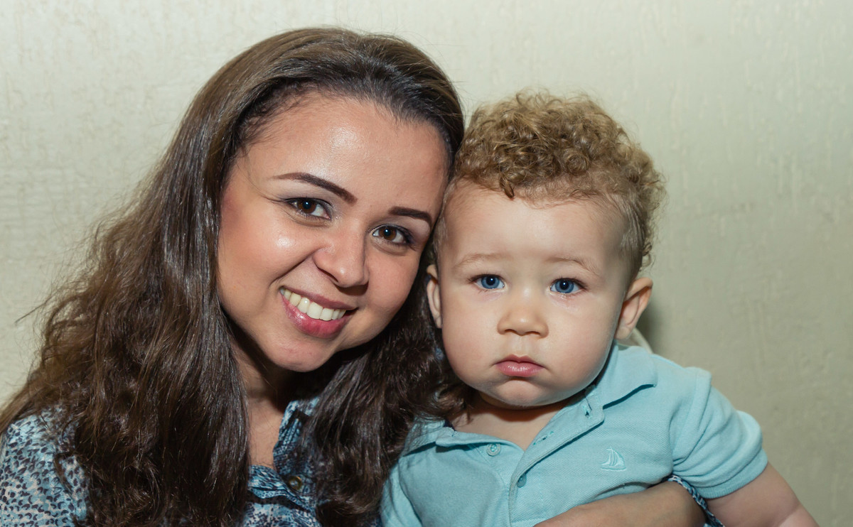 Luciana e Nicolas posam para a foto  pelo fotógrafo Douglas Maia