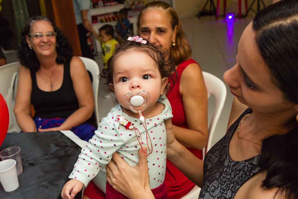 Bebê olha para câmera  pelo fotógrafo Douglas Maia