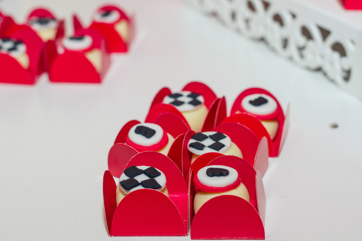 Bombons Tema Carros pelo fotógrafo Douglas Maia