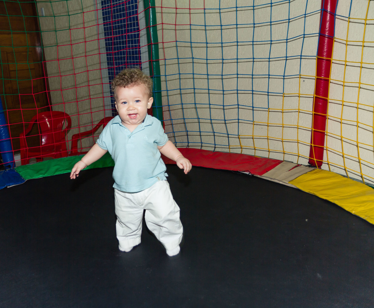 Nicolas se diverte no pula-pula pelo fotógrafo Douglas Maia