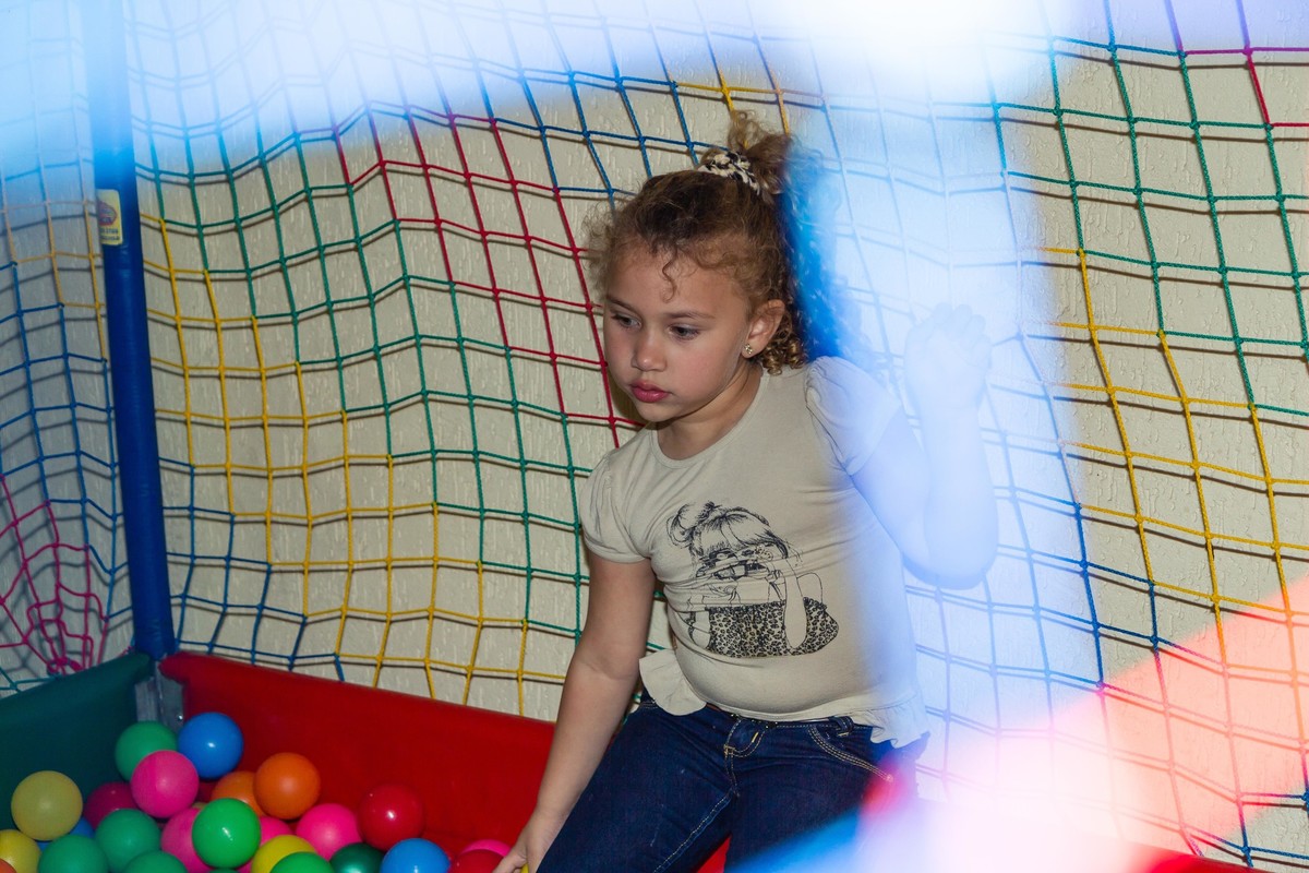 Menina na piscina de bolinhas  pelo fotógrafo Douglas Maia