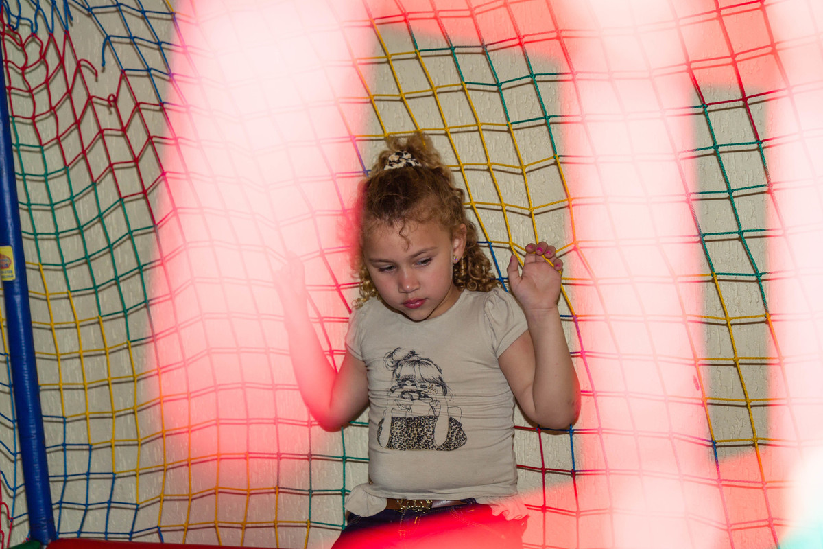 Menina brincando  pelo fotógrafo Douglas Maia