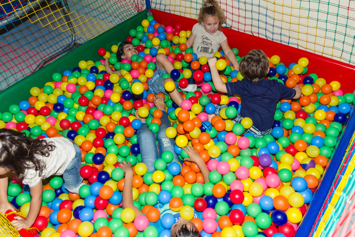 Convidados se divertem na piscina de bolinhas pelo fotógrafo Douglas Maia