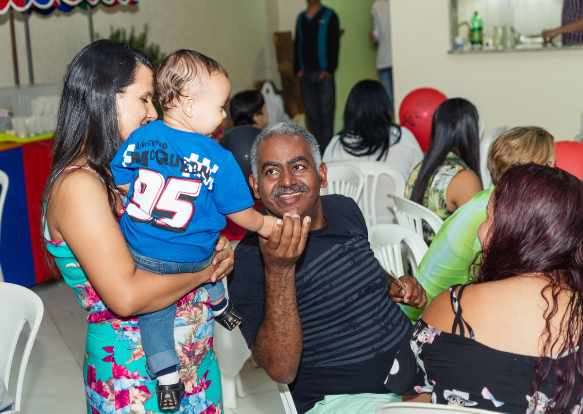 Isaac cumprimenta convidado pelo fotógrafo Douglas Maia