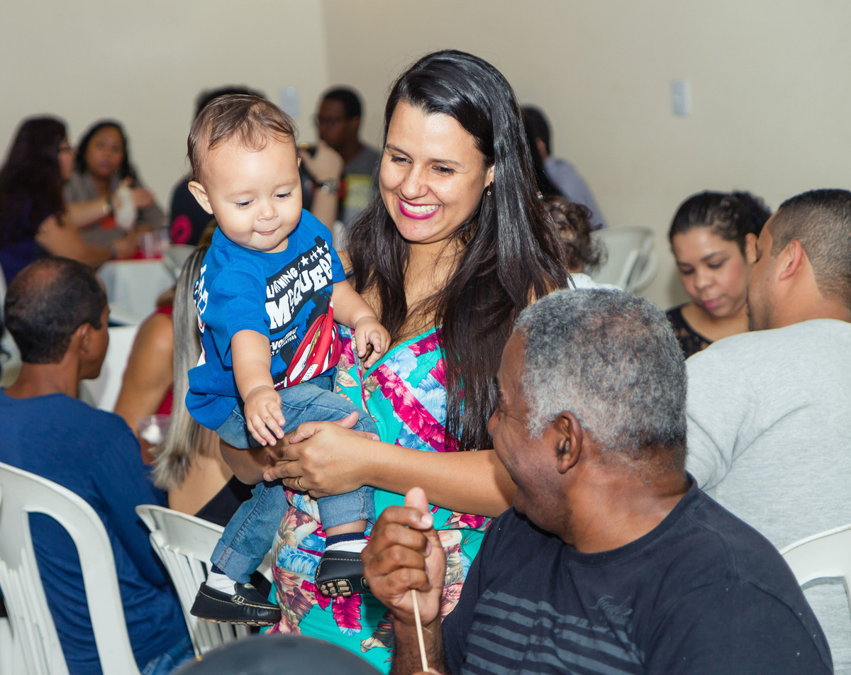 Convidado brinca com Isaac pelo fotógrafo Douglas Maia