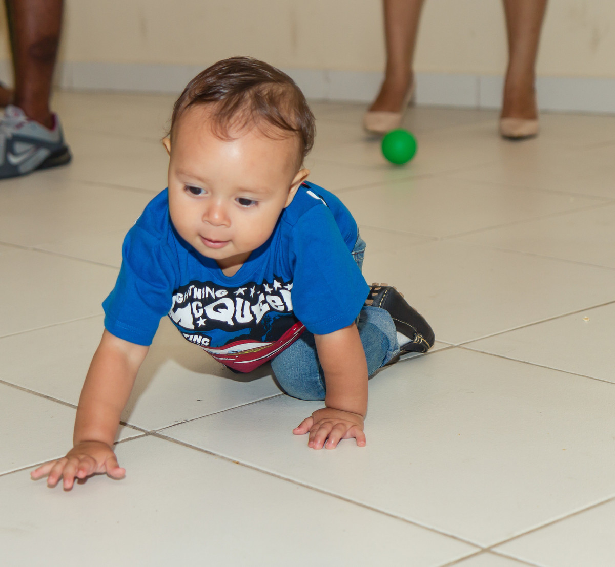 Isaac engatinhando pelo fotógrafo Douglas Maia