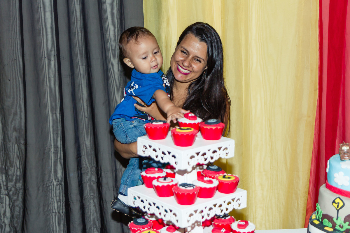 Isaac pega cupcake  pelo fotógrafo Douglas Maia