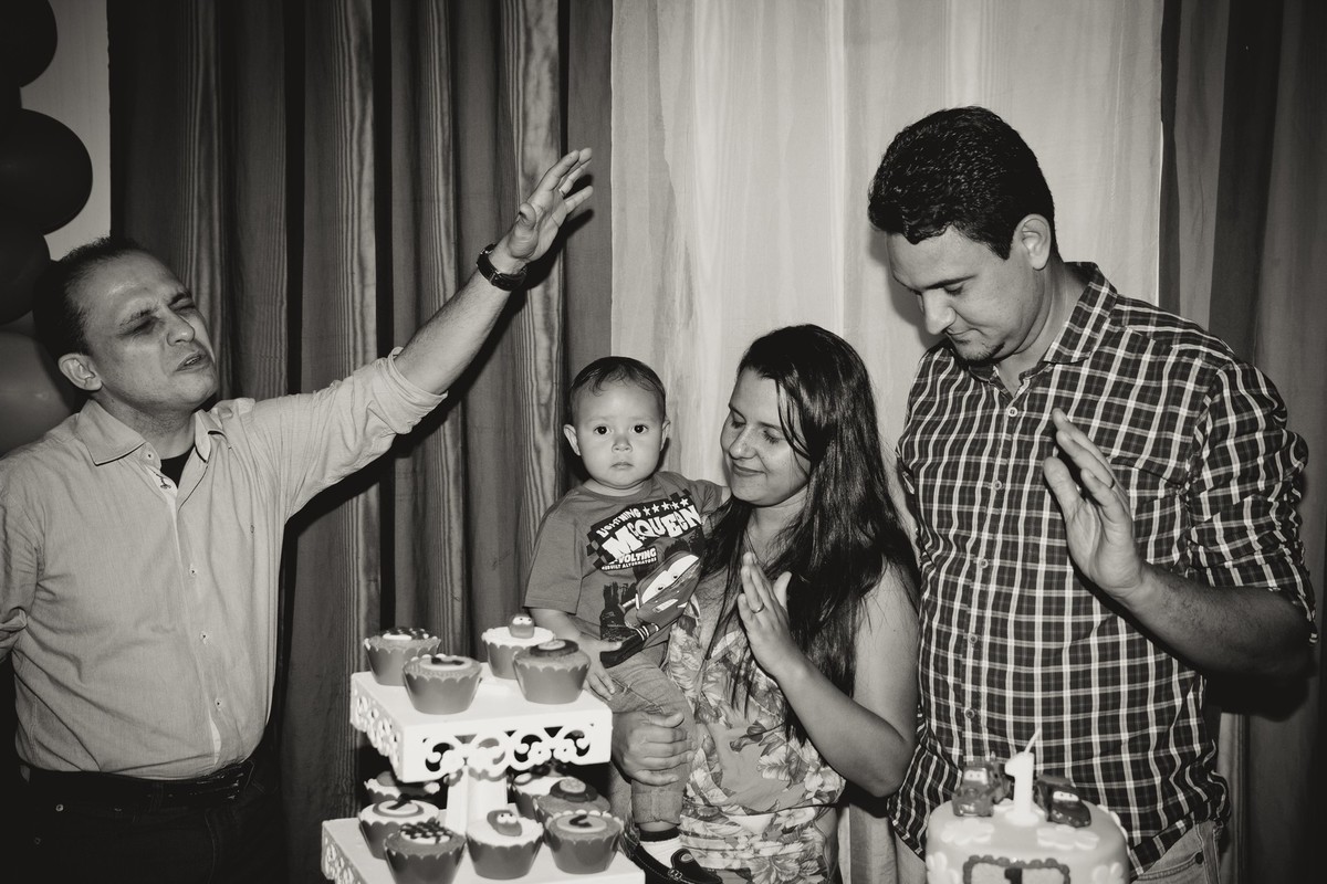 Isaac recebendo oração pelo fotógrafo Douglas Maia