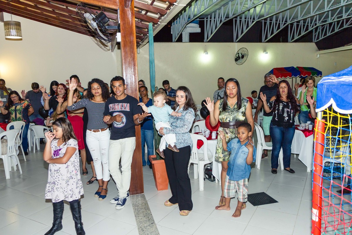Convidados abençoam Isaac pelo fotógrafo Douglas Maia