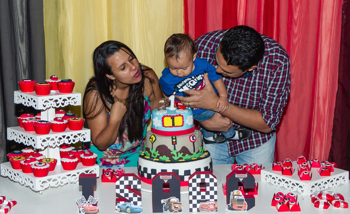 Família soprando a vela pelo fotógrafo Douglas Maia