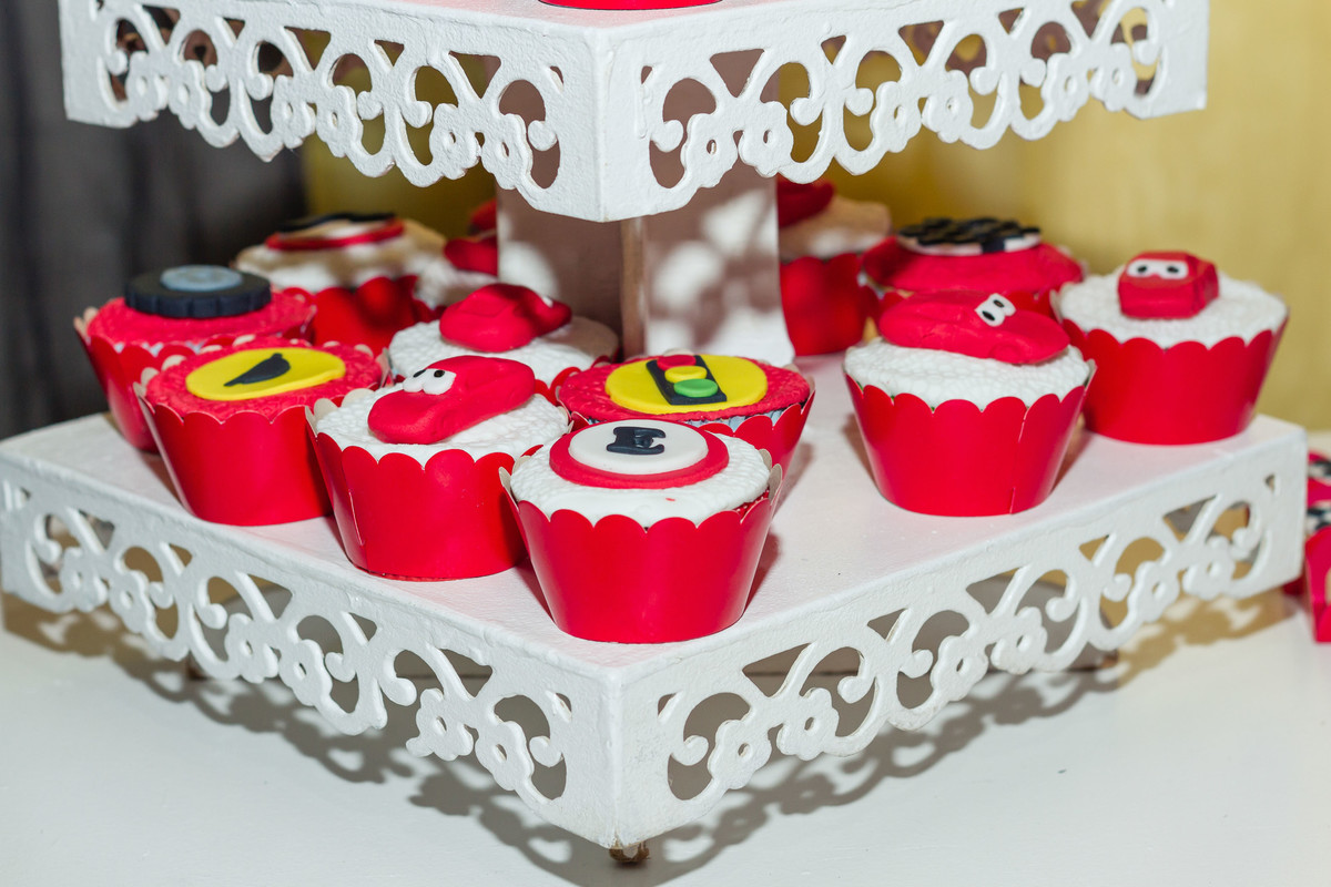 Cupcakes personalizados com Tema Carros pelo fotógrafo Douglas Maia