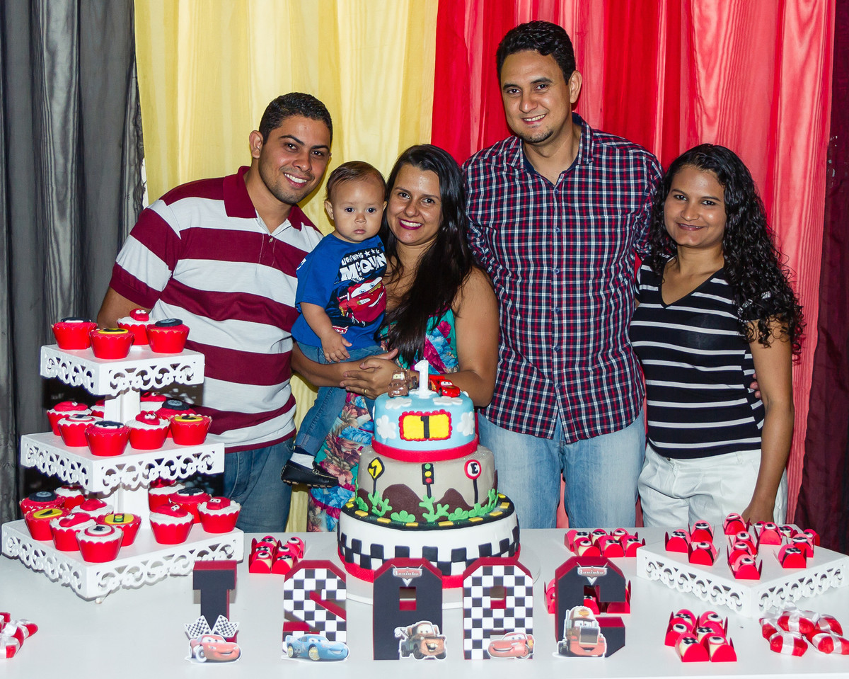 Família posa com amigos  pelo fotógrafo Douglas Maia