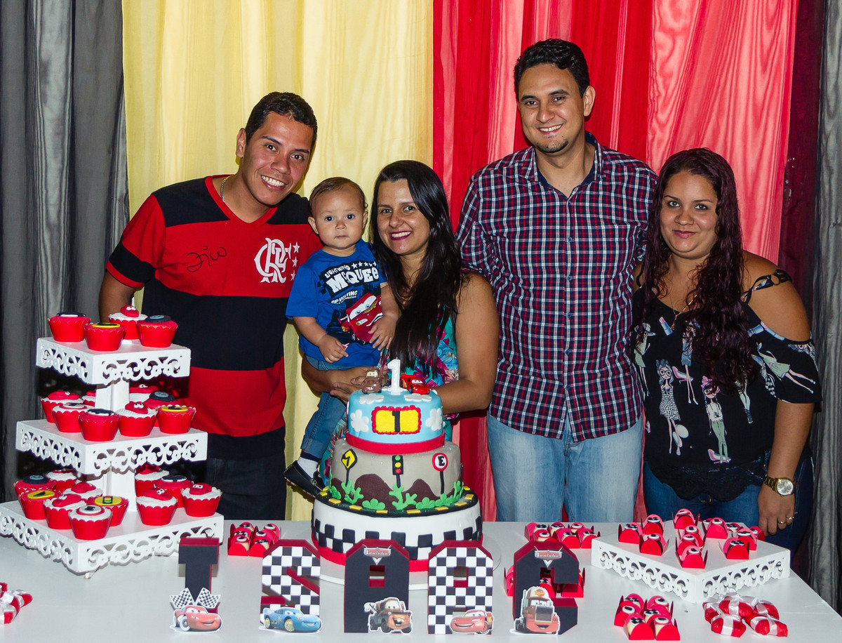 Amigos posam com Isaac  pelo fotógrafo Douglas Maia