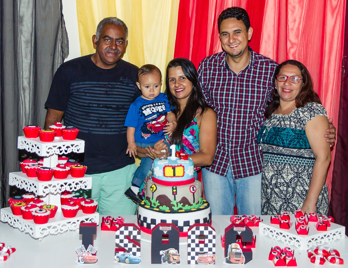 Amigos posam para foto com a família  pelo fotógrafo Douglas Maia