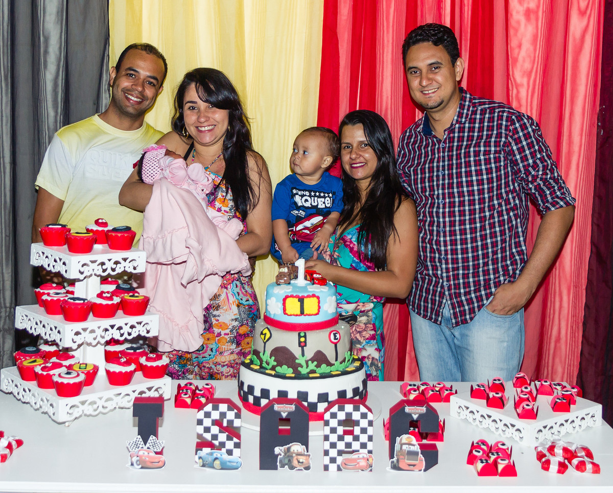 Isaac olhando para bebê  pelo fotógrafo Douglas Maia
