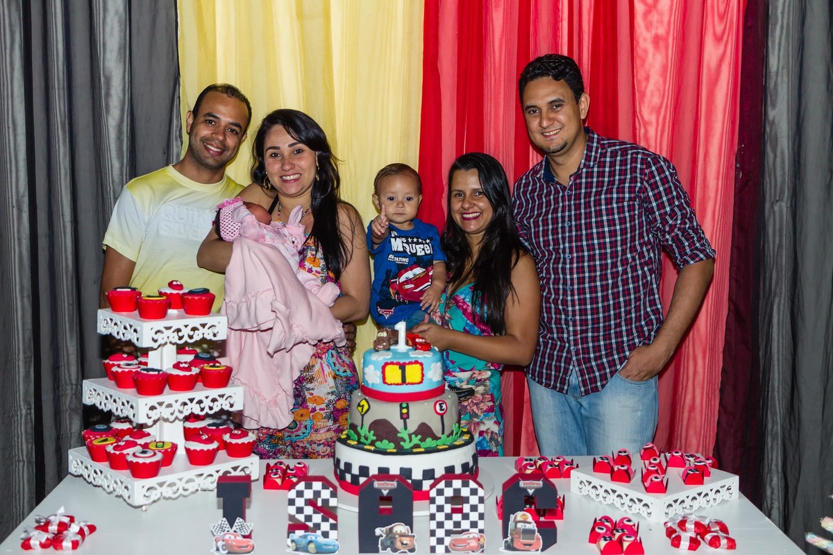 Isaac aponta para frente  pelo fotógrafo Douglas Maia