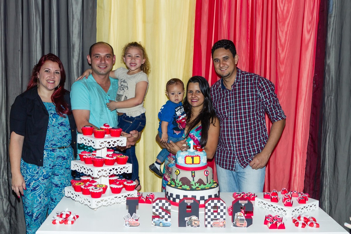 Menina sorridente pelo fotógrafo Douglas Maia