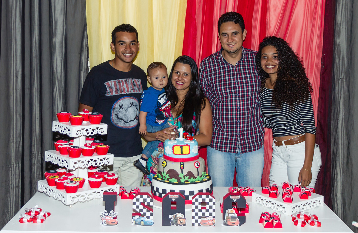 Família e convidados sorridentes pelo fotógrafo Douglas Maia