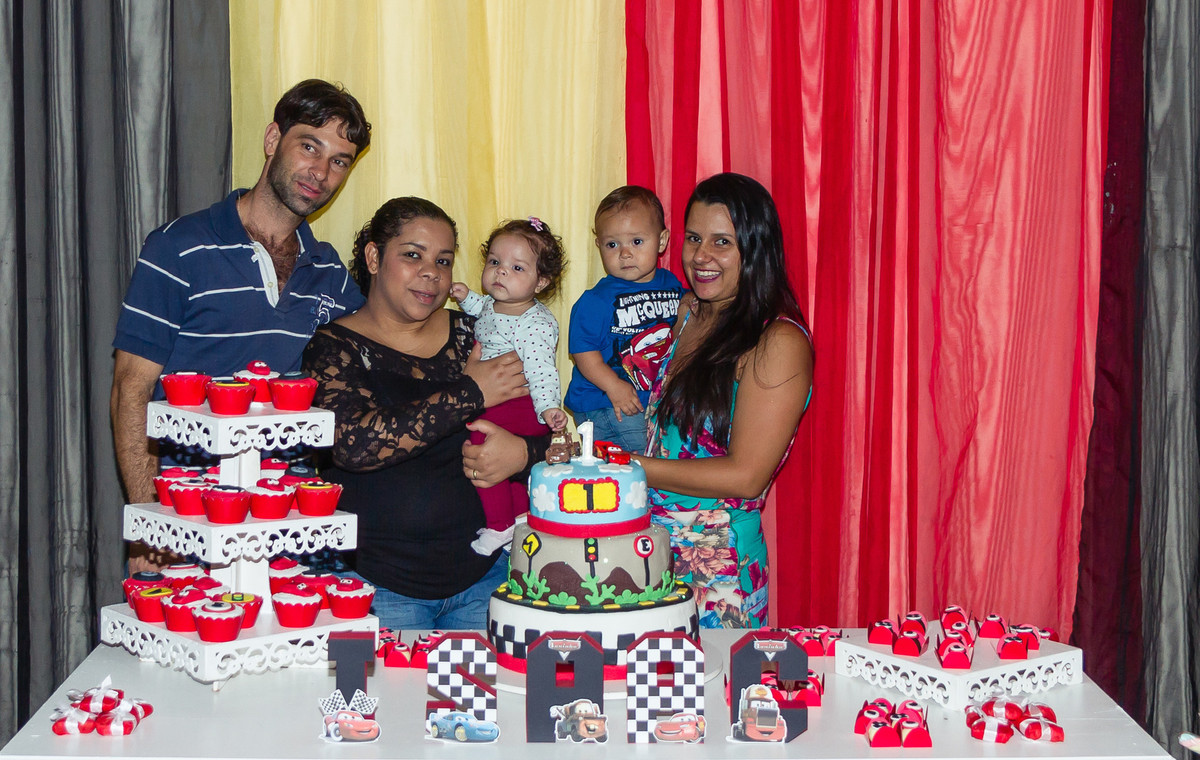 Isaac e sua mãe ao lado de convidados  pelo fotógrafo Douglas Maia