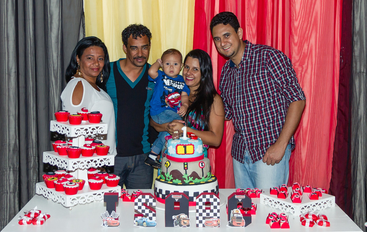 Amigos e família contentes  pelo fotógrafo Douglas Maia